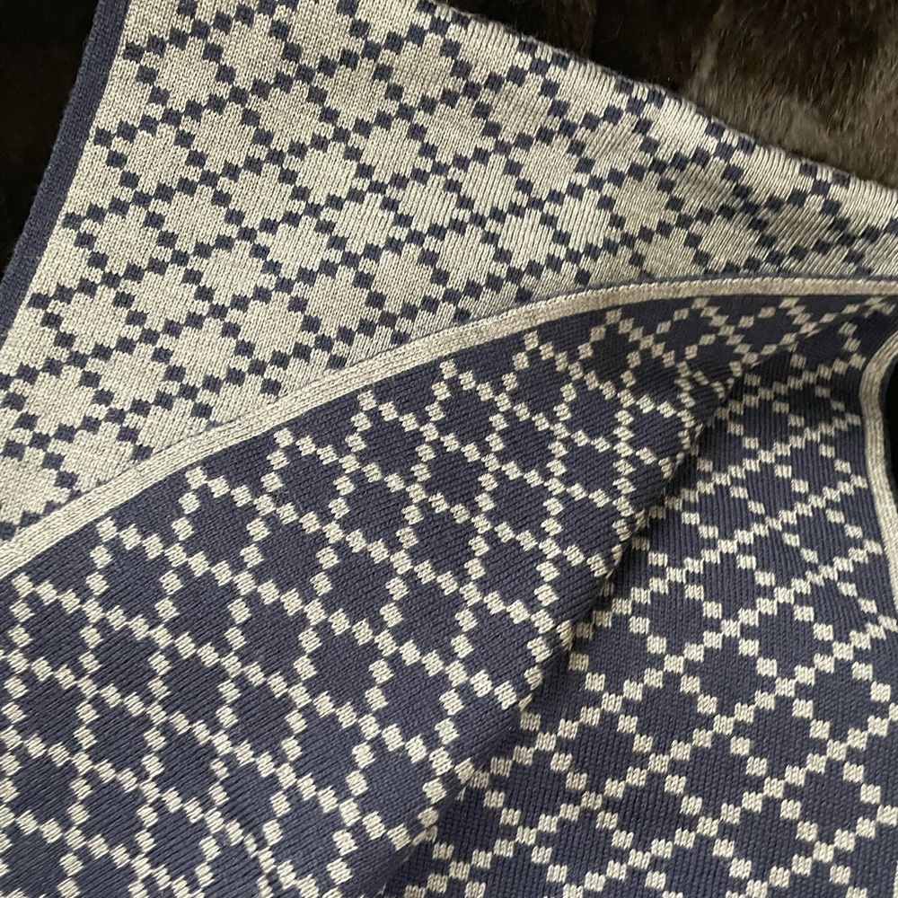 NEW! Gucci Navy and Gray Diamond Script Logo Wool Scarf - Picture 5 of 6